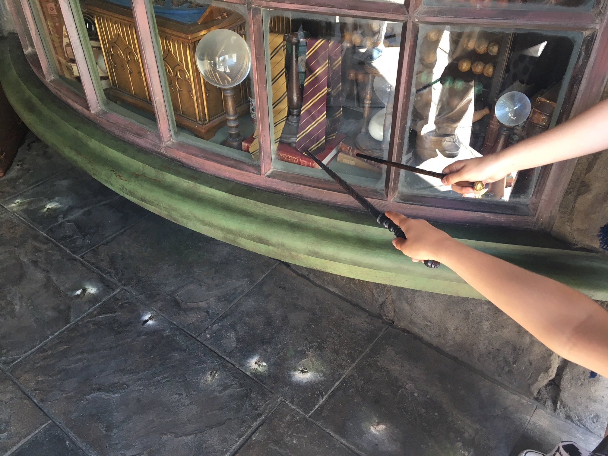 Girls holding Harry Potter Wands at Universal Studios Hollywood