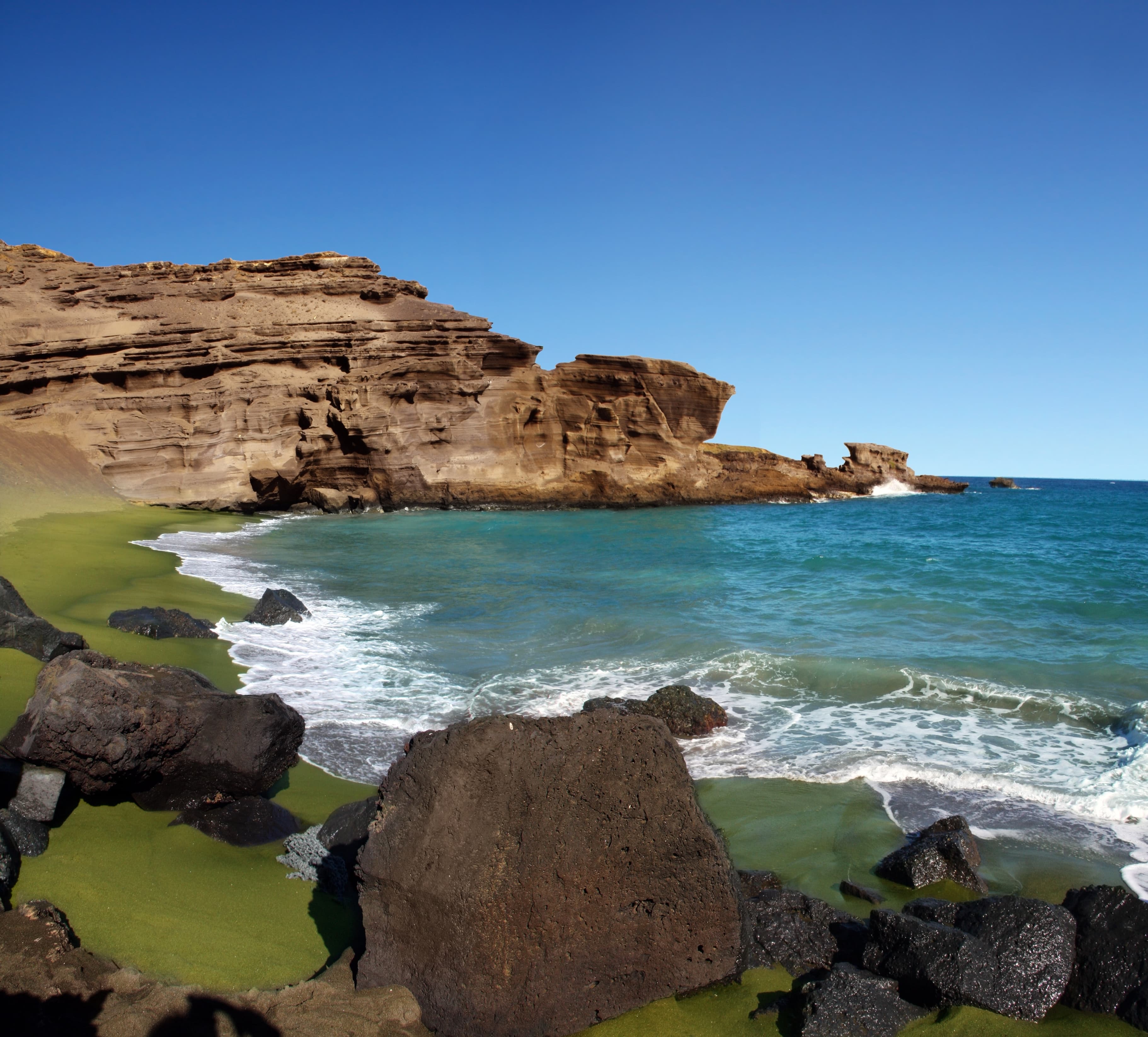 Colorful_Beaches_Papakolea_Hawaii_green_rocks