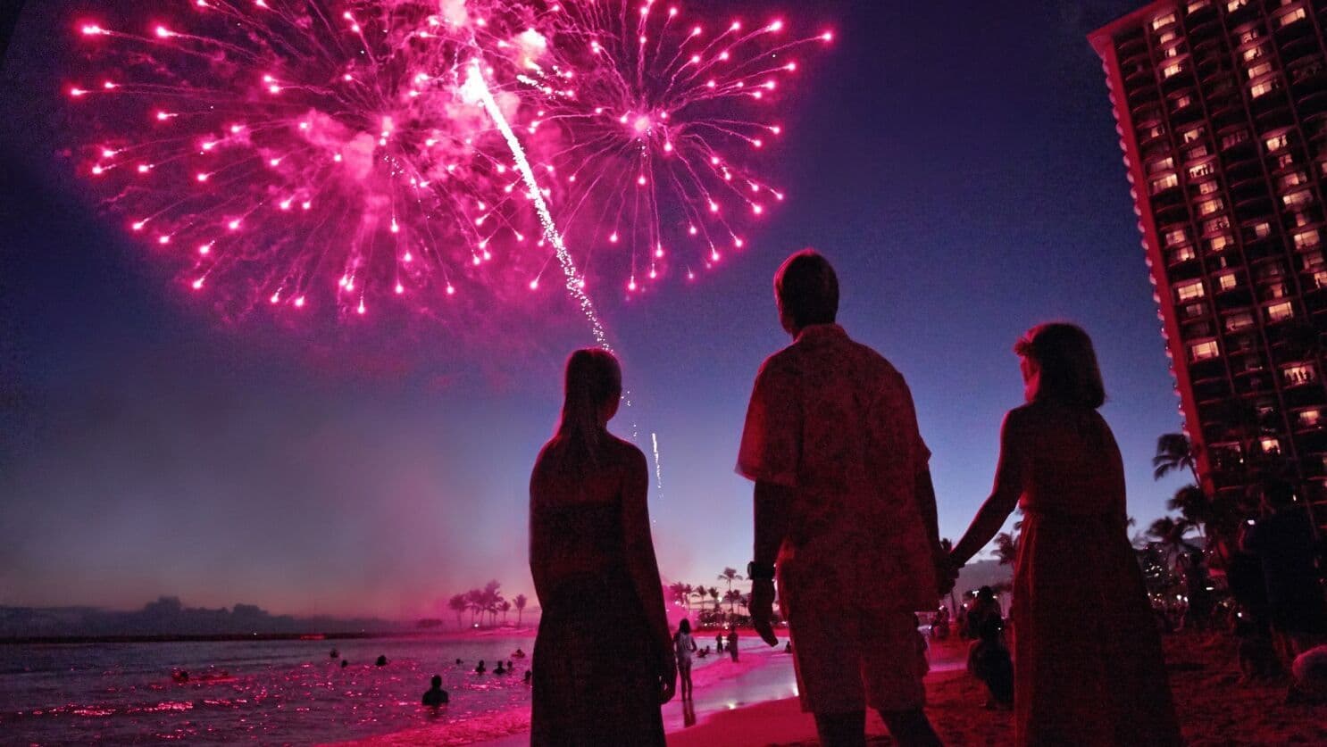 Waikiki beach fireworks - courtesy of latimes.com