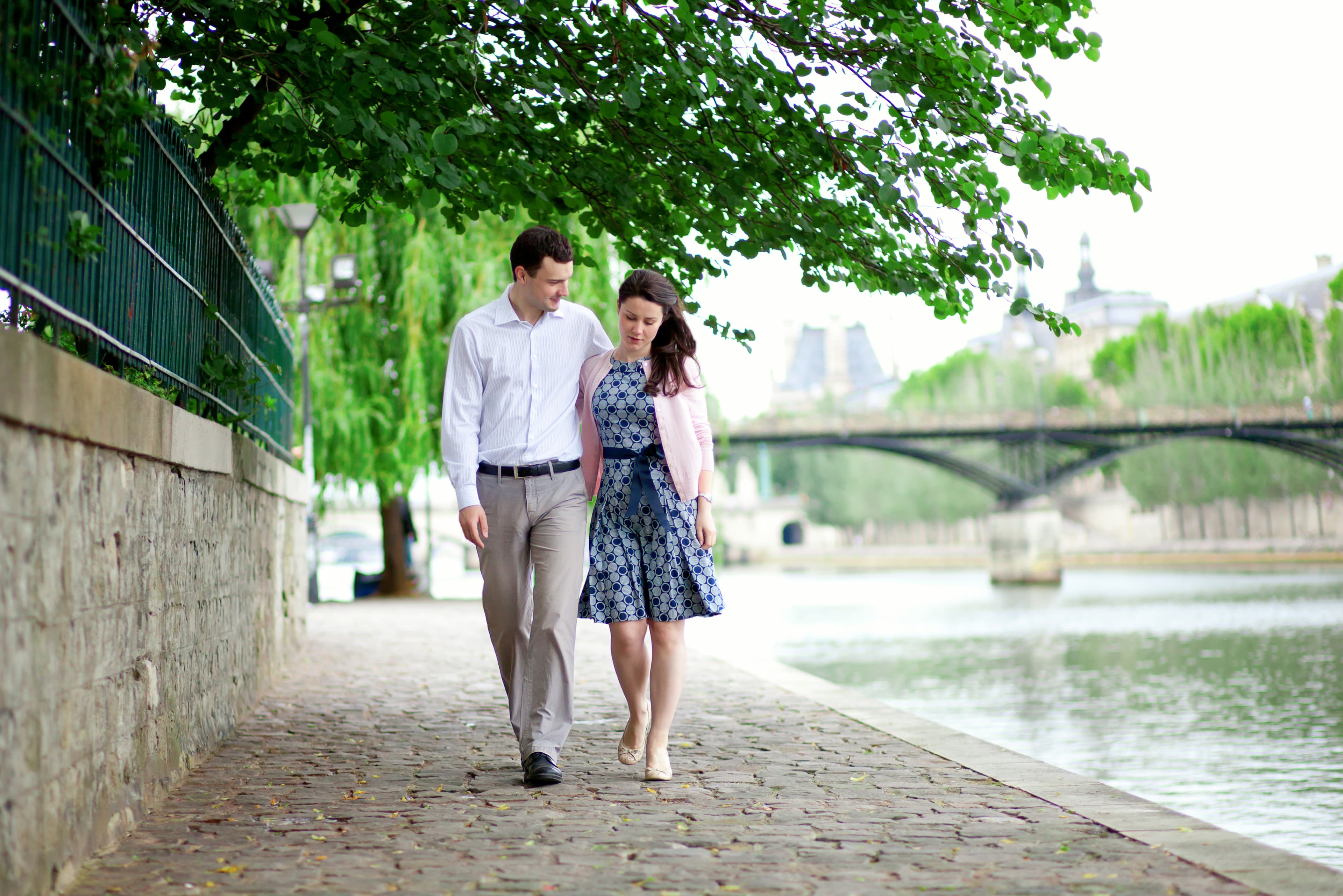 Paris_Spring_street_couple_walking
