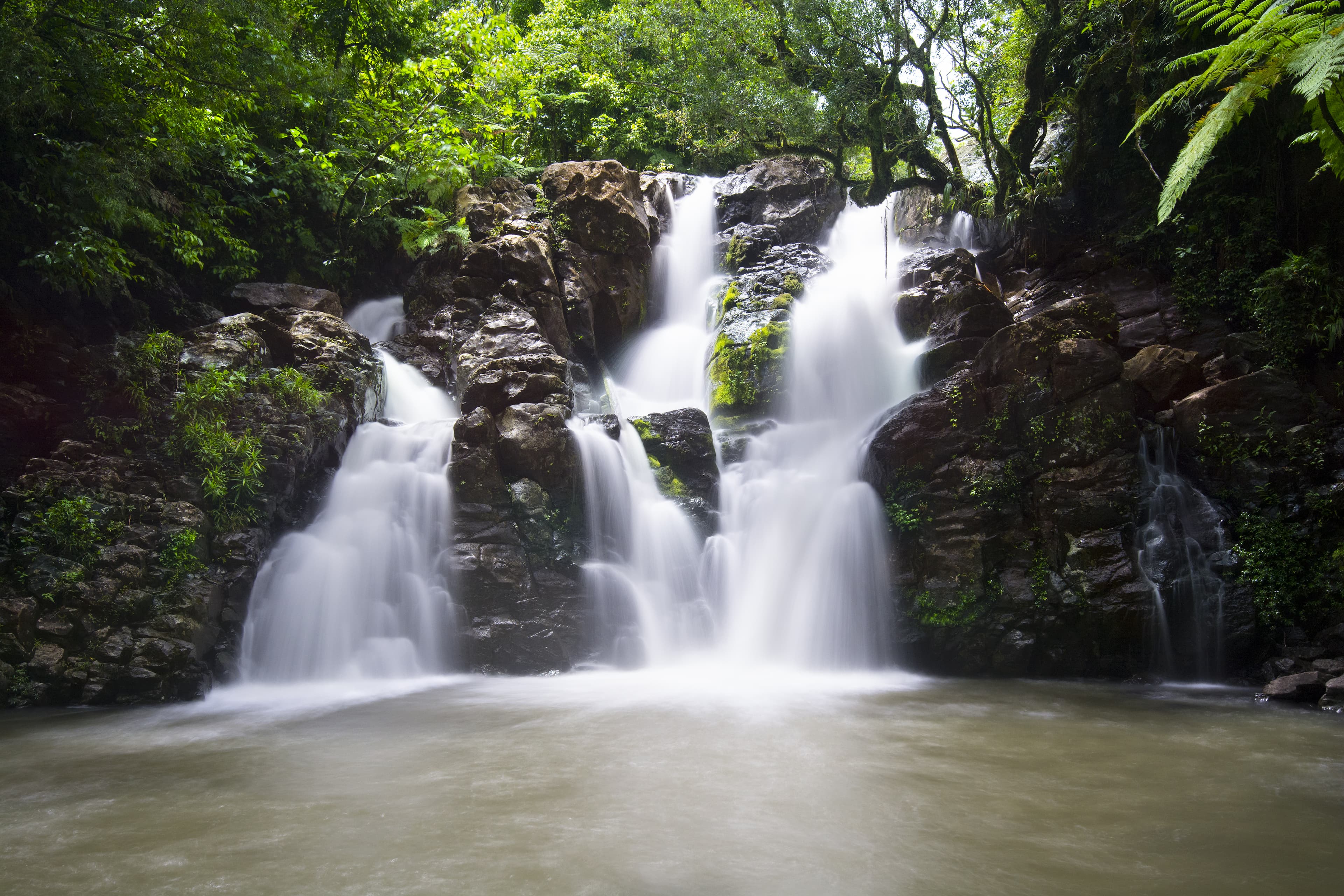 RomanticIslands_Fiji_Waterfall