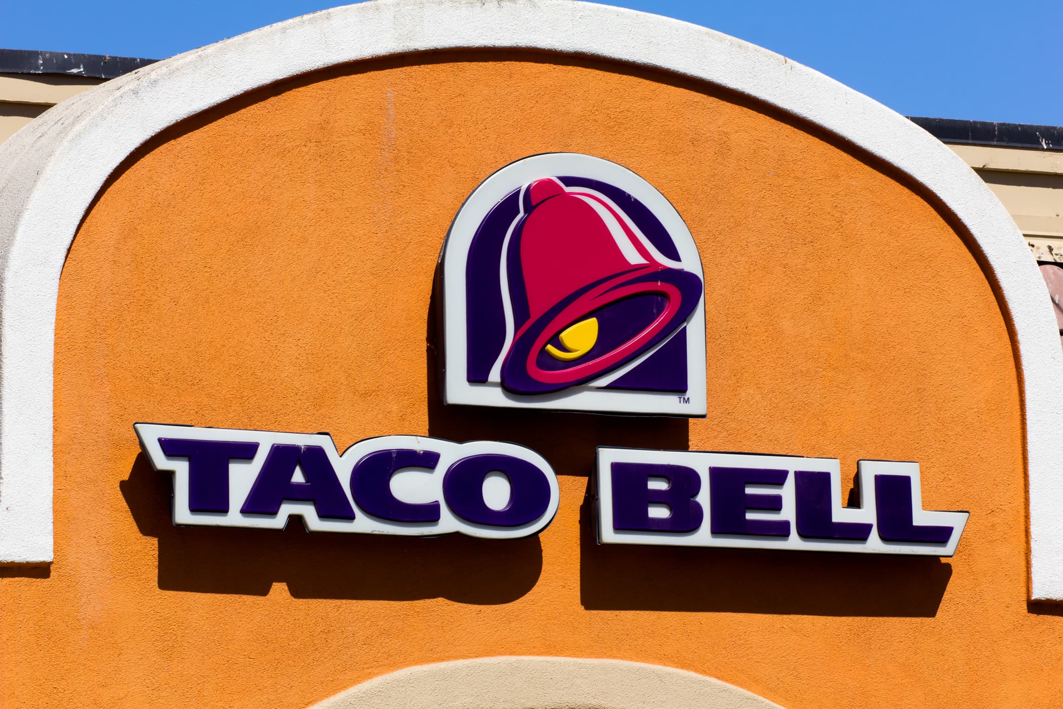 A street view of a Taco Bell restaurant logo in California.