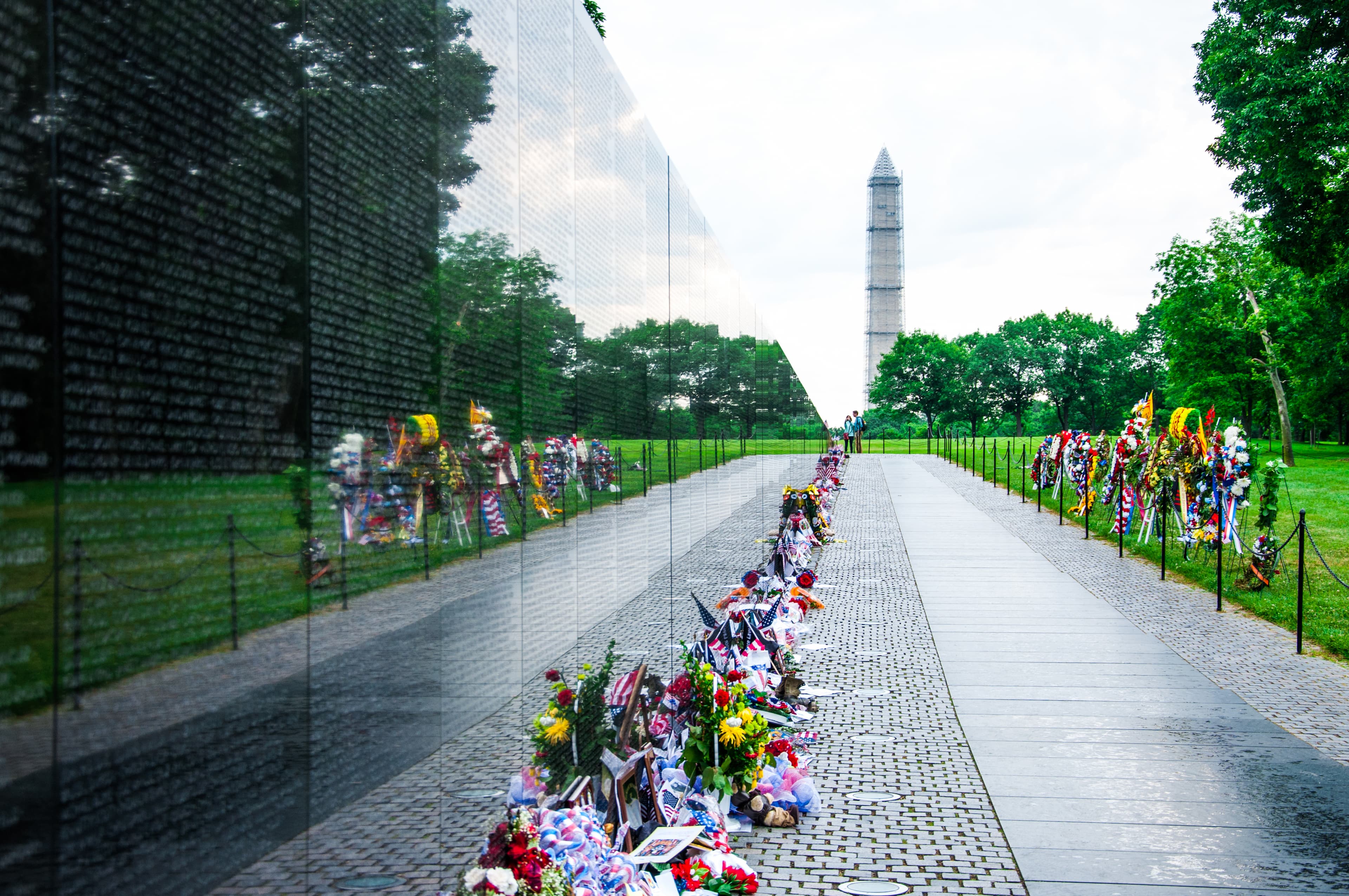 Washington-DC_Vietnam-memorial_flowers_31279414